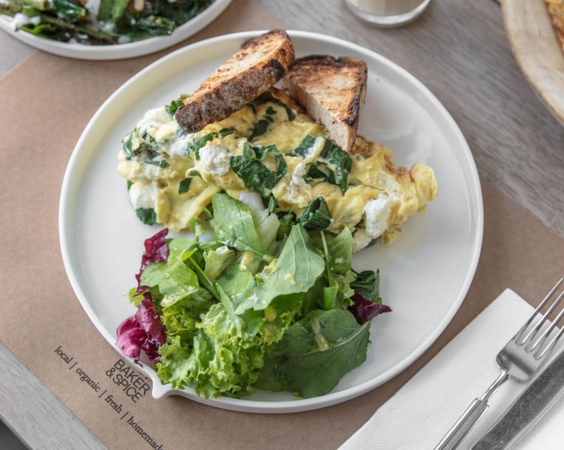 Shirvan Hotel City Yard ジェッダ エクステリア 写真 Scrambled eggs with spinach and salad