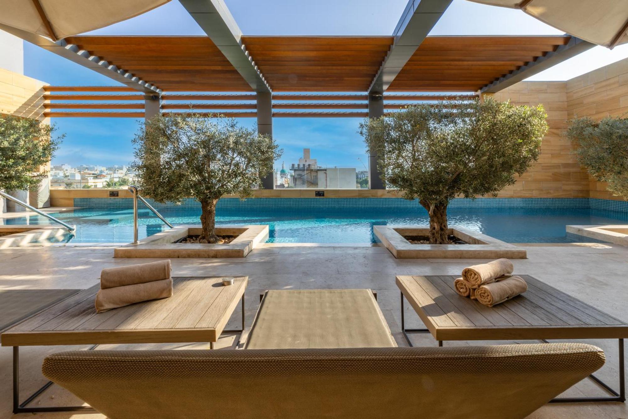 Shirvan Hotel City Yard ジェッダ エクステリア 写真 The pool at the hotel