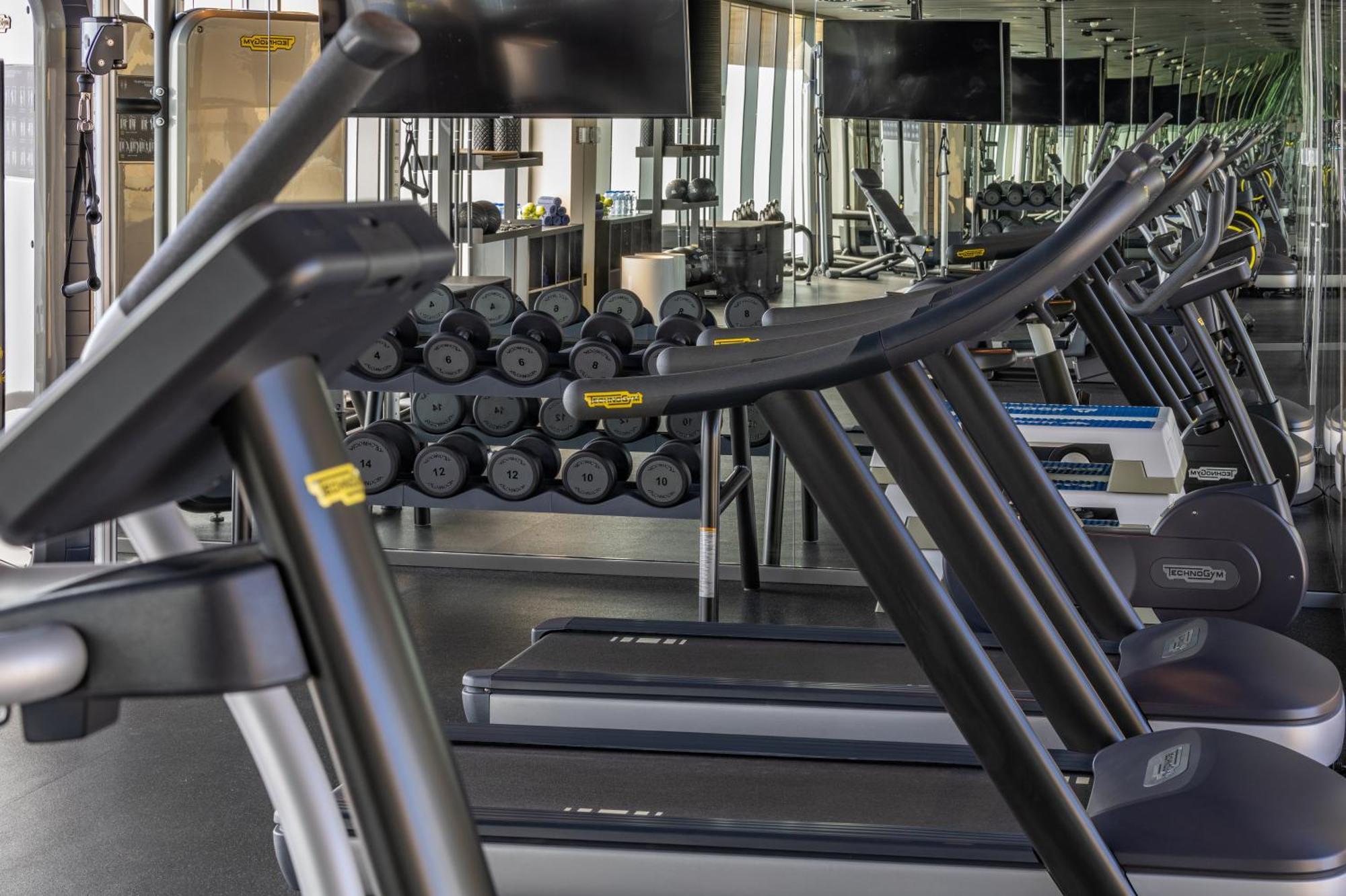 Shirvan Hotel City Yard ジェッダ エクステリア 写真 A row of treadmills