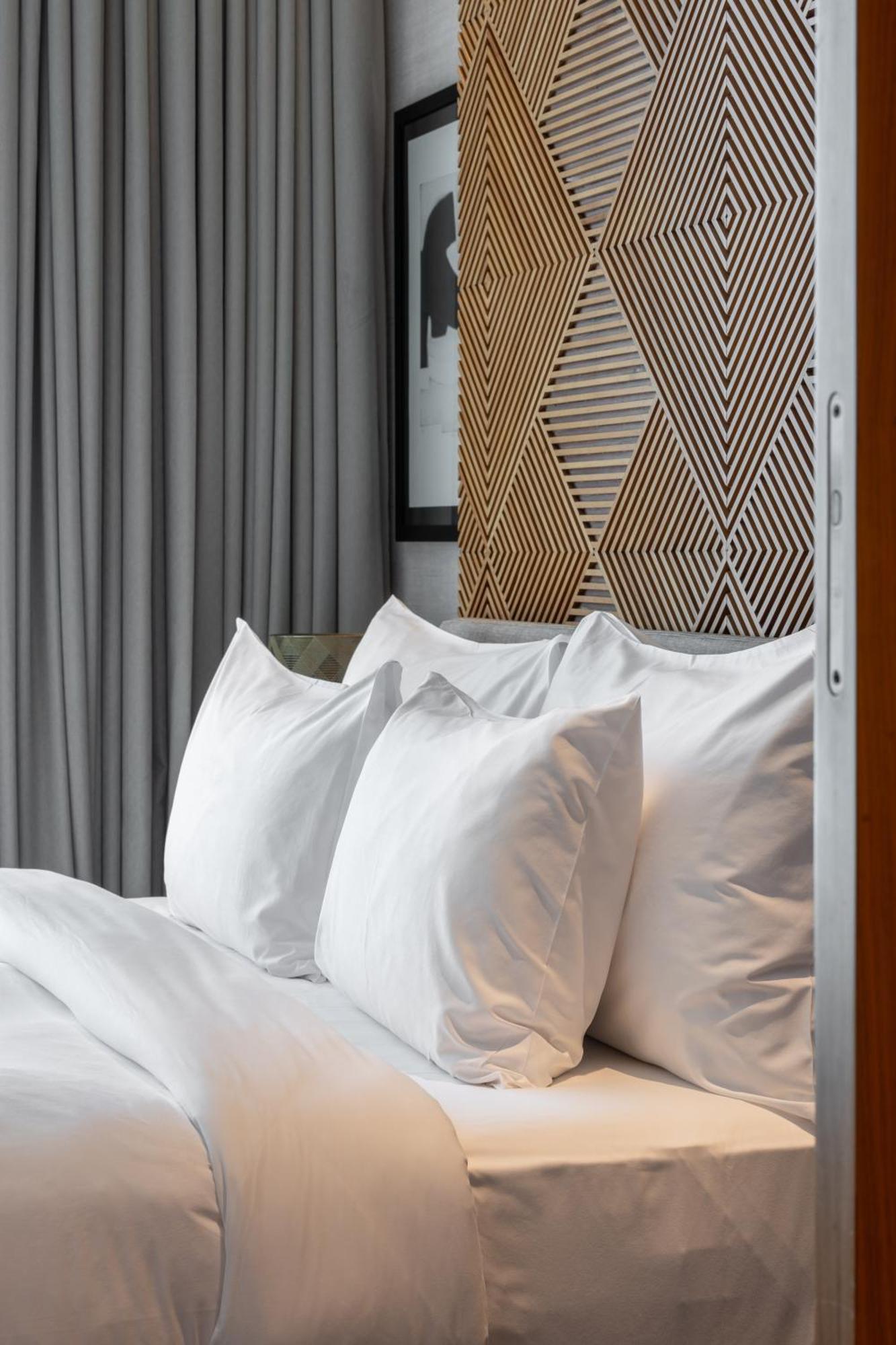 Shirvan Hotel City Yard ジェッダ エクステリア 写真 Pillows on a bed