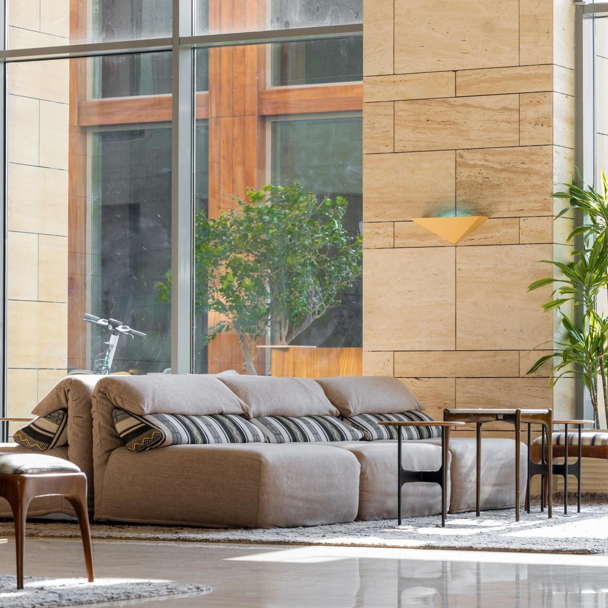 Shirvan Hotel City Yard ジェッダ エクステリア 写真 A modern sofa