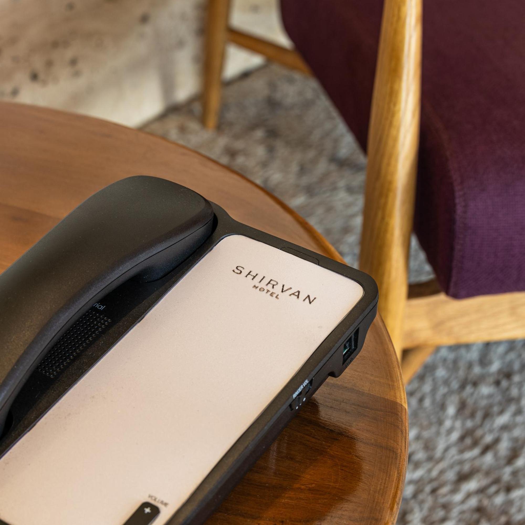Shirvan Hotel City Yard ジェッダ エクステリア 写真 A telephone in a hotel room